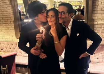 Samantha De Grenet festeggia 55 anni: il marito e il figlio le organizzano un party a sorpresa, foto