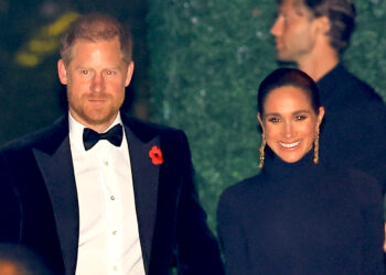 Harry e Meghan arrivano mano nella mano al party a tema James Bond per i 70 anni di Kris Jenner: guarda