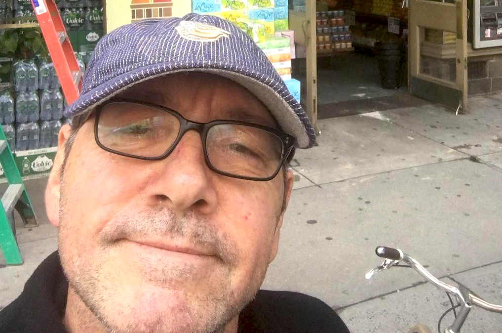 ''Vivo in hotel, vivo in Airbnb'': il Premio Oscar Kevin Spacey rivela di non avere più una casa e parla della sua situazione finanziaria ''Vivo in hotel, vivo in Airbnb'': il Premio Oscar Kevin Spacey rivela di non avere più una casa e parla della sua situazione finanziaria