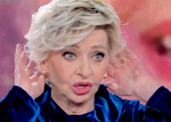 ''Sto bene coi capelli finti?'': Enrica Bonaccorti in tv parla del cancro, del funerale e del testamento, poi la speranza di essere operata
