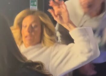 Paola Caruso vittima degli scherzi dietro le quinte Paola Caruso vittima degli scherzi dietro le quinte