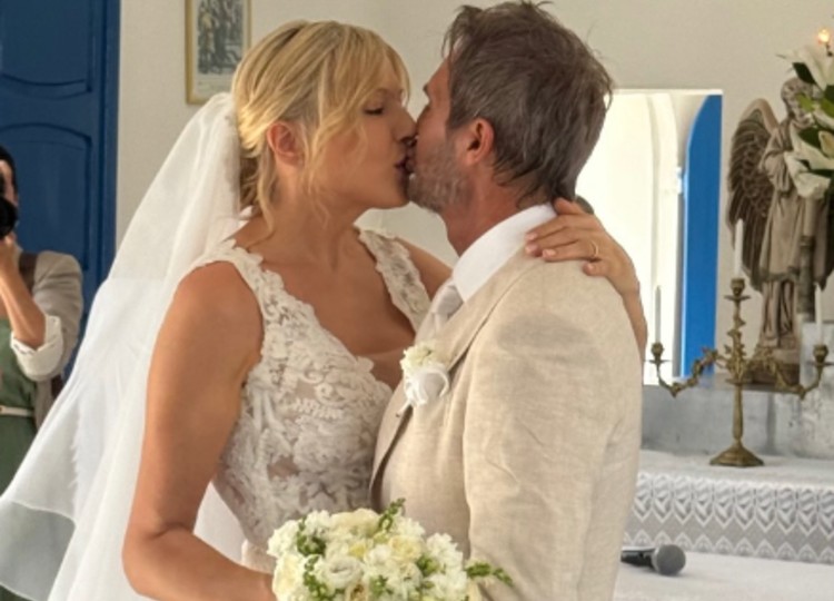 Natasha Stefanenko e Luca Sabbioni si sono sposati in chiesa a 30 anni dal sì in Comune Natasha Stefanenko e Luca Sabbioni si sono sposati in chiesa a 30 anni dal sì in Comune