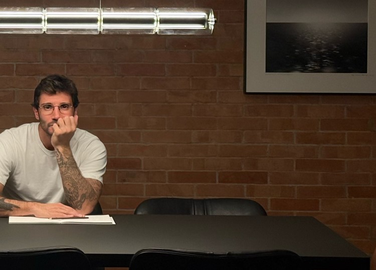 Stefano De Martino mostra il salone del suo appartamento a Milano