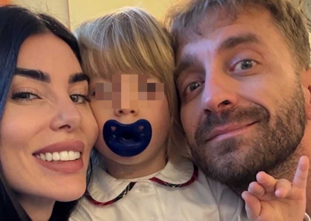 Bianca Atzei e l’ex Stefano Corti si ritrovano insieme al figlio Noa per la festa di Natale a scuola: foto