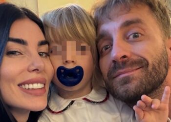 Bianca Atzei e l’ex Stefano Corti si ritrovano insieme al figlio Noa per la festa di Natale a scuola: foto