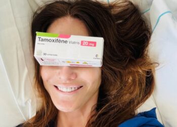 ''Effetti collaterali piuttosto aggressivi'': Carla Bruni dopo 5 anni ha terminato la terapia per il cancro al seno