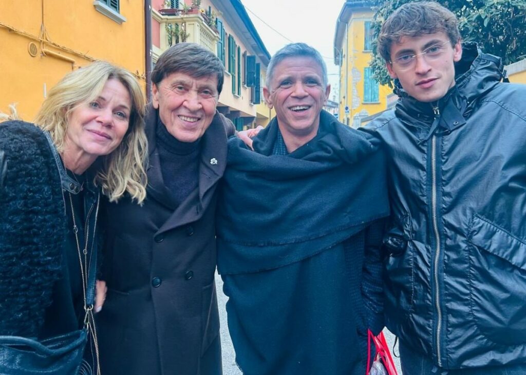 Gianni Morandi ne fa 81: la rara foto con i suoi tre figli Marianna, Marco e Pietro Gianni Morandi ne fa 81: la rara foto con i suoi tre figli Marianna, Marco e Pietro