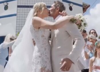 ''Un assaggio di felicità'': Natasha Stefanenko e Luca Sabbioni si sono sposati in chiesa a 30 anni dal sì in Comune, le foto