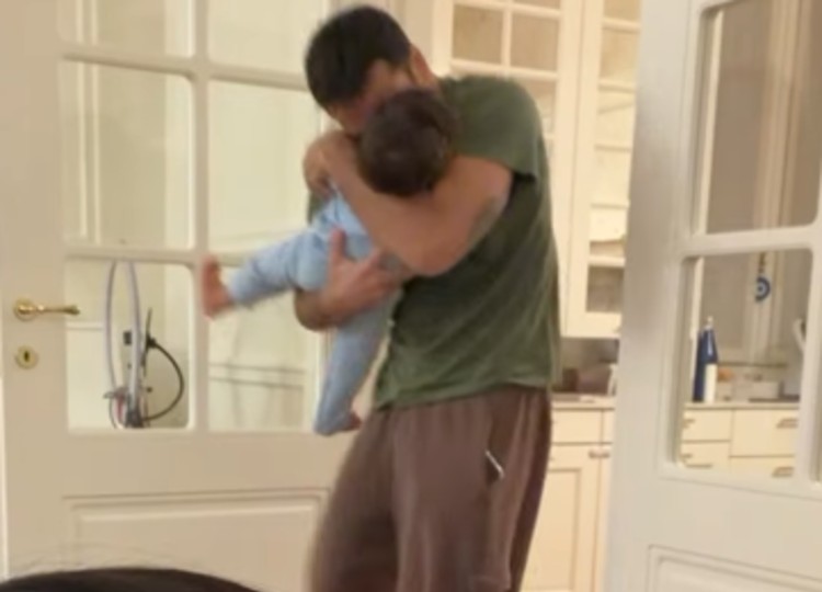 Pierpaolo Pretelli e le dolcissime coccole con il figlio Kian