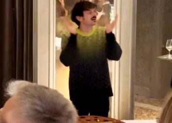 Fabio Rovazzi festeggia il compleanno dietro le quinte