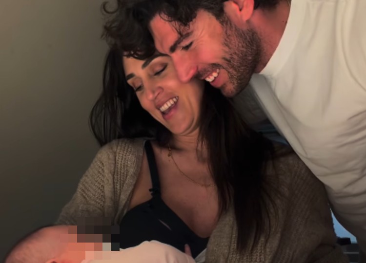 Cecilia Rodriguez e Ignazio Moser commossi davanti a Clara Isabel Cecilia Rodriguez e Ignazio Moser commossi davanti a Clara Isabel