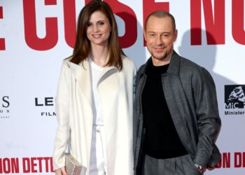 Stefano Accorsi ‘fisicatissimo’ e la moglie Bianca Vitali sul red carpet per l’anteprima a Milano di ''Le cose non dette'': foto Stefano Accorsi ‘fisicatissimo’ e la moglie Bianca Vitali sul red carpet per l’anteprima a Milano di ''Le cose non dette'': foto