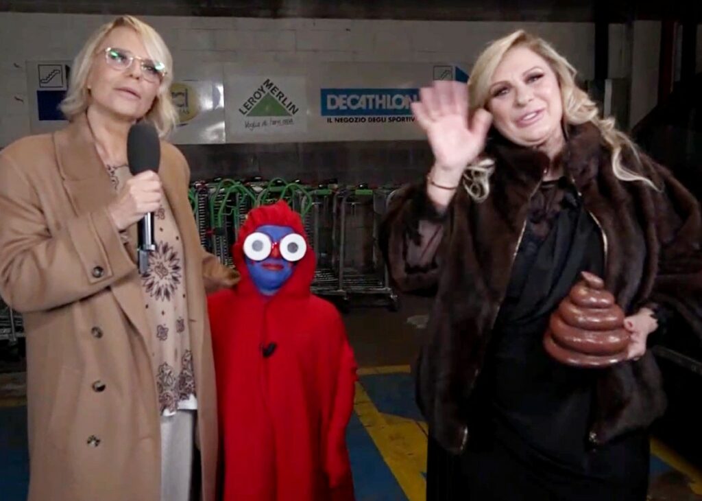 ''E’ stato difficile'': Maria De Filippi nuova inviata di Striscia la Notizia con Tina Cipollari e Giovannino, guarda ''E’ stato difficile'': Maria De Filippi nuova inviata di Striscia la Notizia con Tina Cipollari e Giovannino, guarda