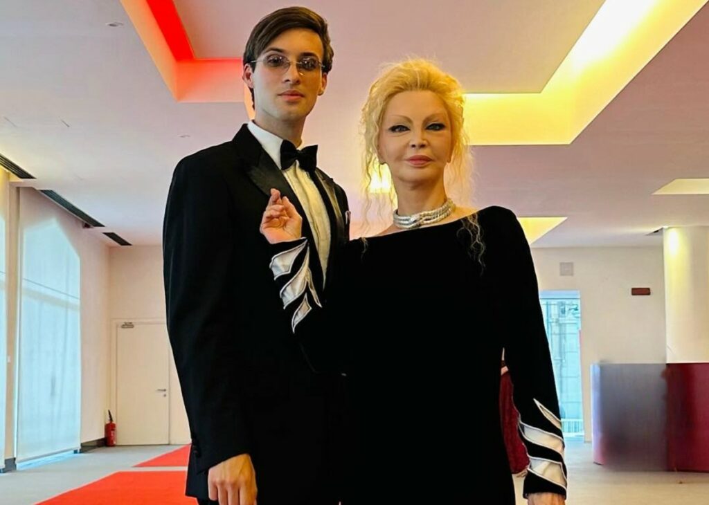 ''A noi non importa'': Patty Pravo felice col fidanzato Simone Folco, più giovane di lei di oltre 40 anni, foto