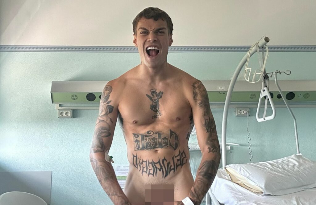 Blanco posta foto completamente nudo in ospedale, fan preoccupati e mistero: cosa sappiamo Blanco posta foto completamente nudo in ospedale, fan preoccupati e mistero: cosa sappiamo