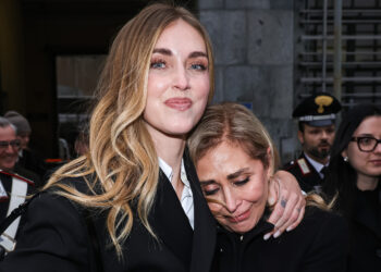 ''Incubo finito'': Chiara Ferragni prosciolta per il Pandoro Gate, la foto dell’abbraccio liberatorio con mamma Marina fuori dal tribunale di Milano
