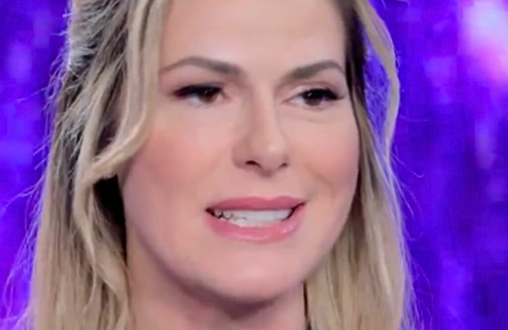 ''Credo di meritarmi un certo comportamento'': l’ex velina Thais Wiggers spiega com’è stata conquistata da un uomo che ha 25 anni più di lei ''Credo di meritarmi un certo comportamento'': l’ex velina Thais Wiggers spiega com’è stata conquistata da un uomo che ha 25 anni più di lei