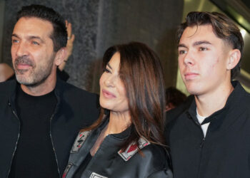 Il primogenito di Buffon e Seredova debutta nella mondanità vip: Louis Thomas con papà Gigi e Ilaria D’Amico all’evento a Milano, foto