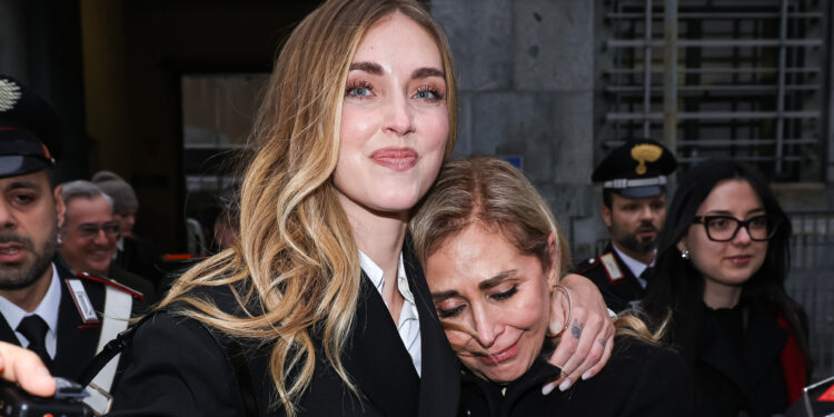 ''Incubo finito'': Chiara Ferragni prosciolta per il Pandoro Gate, la foto dell’abbraccio liberatorio con mamma Marina fuori dal tribunale di Milano