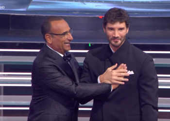 Stefano De Martino sarà il conduttore del Sanremo 2027: l'annuncio ufficiale e la commozione sul palco dell'Ariston Stefano De Martino sarà il conduttore del Sanremo 2027: l'annuncio ufficiale e la commozione sul palco dell'Ariston