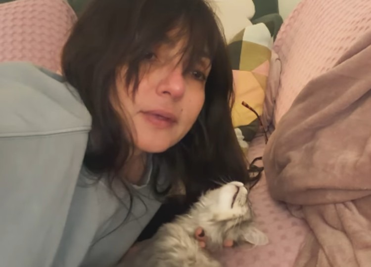 Ambra Angiolini e la figlia Jolanda pazze della loro gatta Oliva