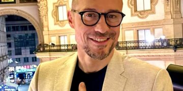 ''Mio figlio fa il cameriere'': Stefano Accorsi si racconta e svela la professione di Orlando, avuto da Laetitia Casta