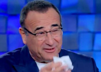 Carlo Conti in lacrime mentre parla della mamma che lo ha cresciuto da sola: ''Molto del merito di quello che sono va a lei