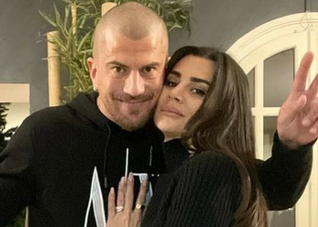 L'ex marito di Elga Enardu dopo 16 anni di matrimonio ha ritrovato l'amore con un'altra donna: ecco chi è lei L'ex marito di Elga Enardu dopo 16 anni di matrimonio ha ritrovato l'amore con un'altra donna: ecco chi è lei