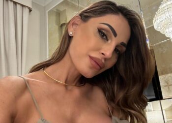 Anna Tatangelo rimanda i concerti: ''Come madre oggi sento il bisogno di dedicare tempo alla mia famiglia''