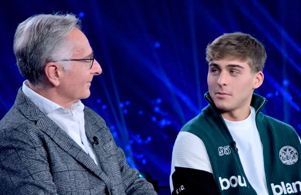 Paolo Bonolis in tv col figlio Davide che vorrebbe vederlo con una nuova compagna: ''Non vuole nessuno''. La replica del conduttore