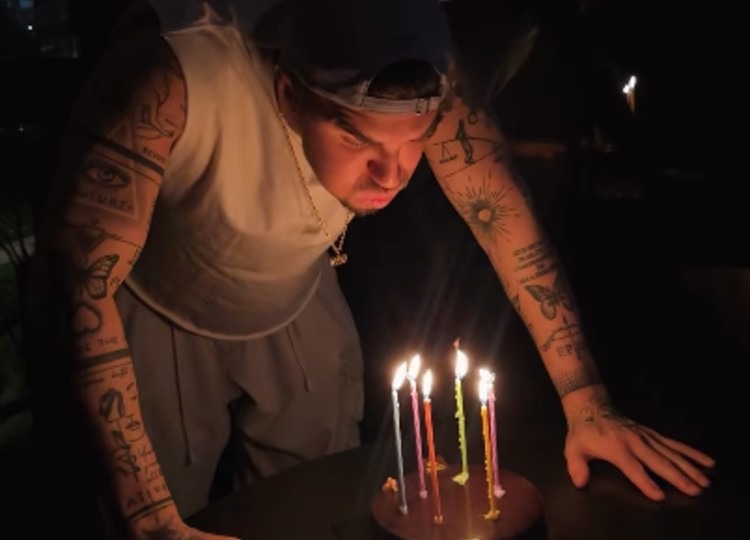 Andrea Damante compie 36 anni e spegne le candeline