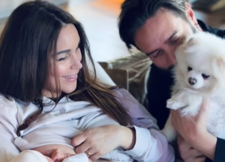 Alex Belli e Delia Duran tornano a casa con il piccolo Gabriel