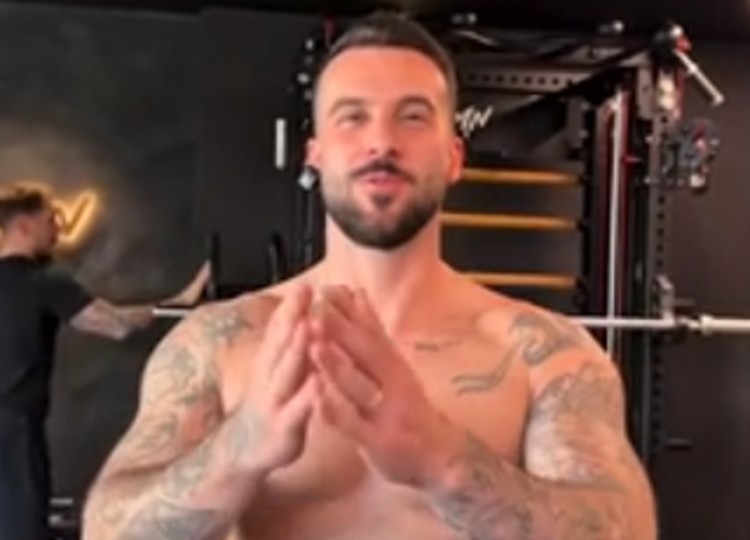 Andreas Muller mostra i suoi muscoli durante l'allenamento Andreas Muller mostra i suoi muscoli durante l'allenamento