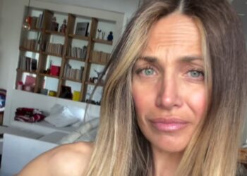 Katia Pedrotti mostra il suo addome piatto a 47 anni