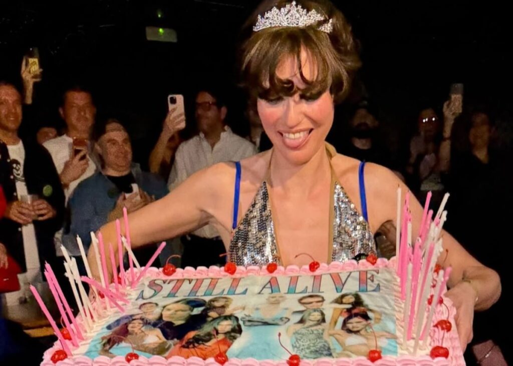 ''Ancora viva'': Bianca Balti compie 42 anni e festeggia a Milano con un party scatenato, foto