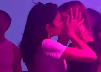Elodie e Franceska Nuredini pizzicate in discoteca: le due ballano vicine e poi c’è il bacio, guarda