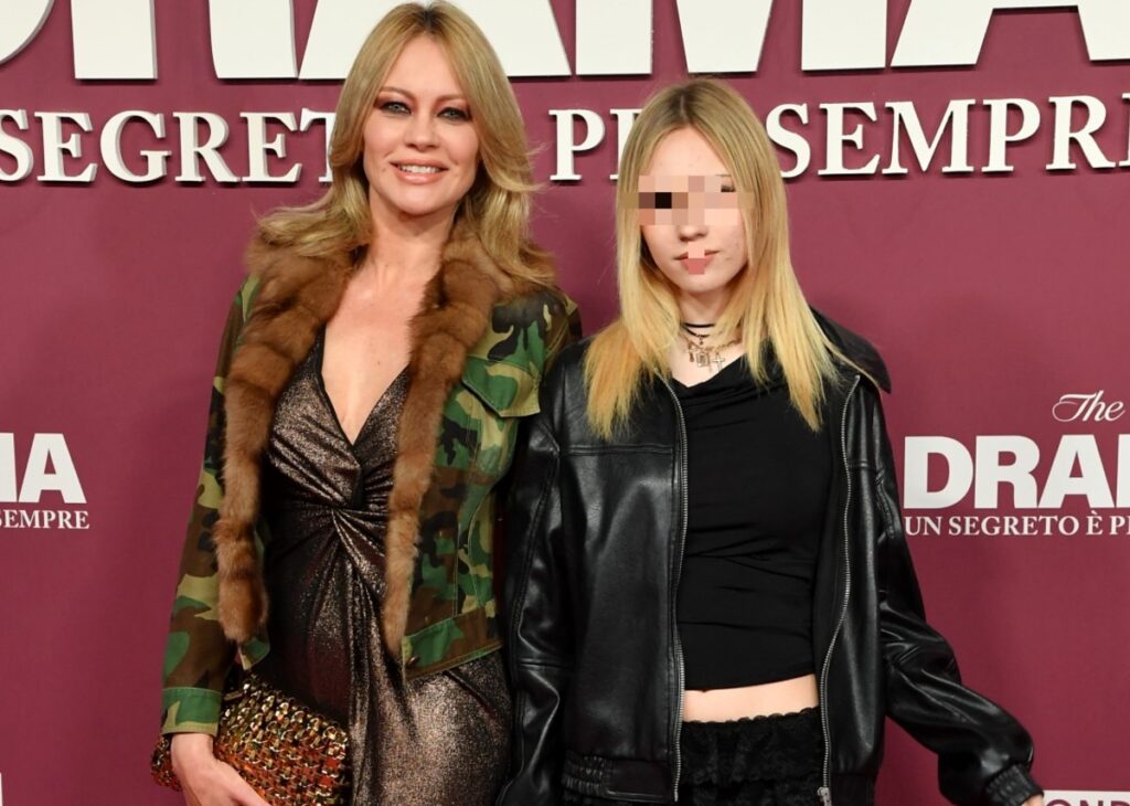 Anna Falchi porta la figlia 15enne Alyssa sul red carpet della première di The Drama a Roma: guarda Anna Falchi porta la figlia 15enne Alyssa sul red carpet della première di The Drama a Roma: guarda