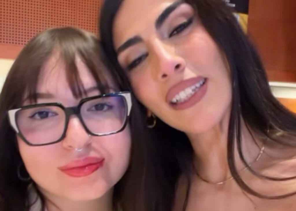 Giulia Salemi va alla prima a teatro a Milano e ritrova per puro caso la sorella adottiva Nausika: guarda