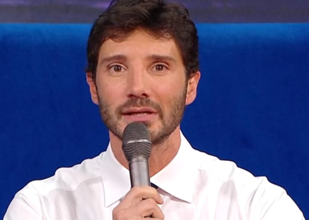 ''Mi ha preso alla sprovvista'': Stefano De Martino fa la sua prima intervista da conduttore e direttore artistico di Sanremo 2027