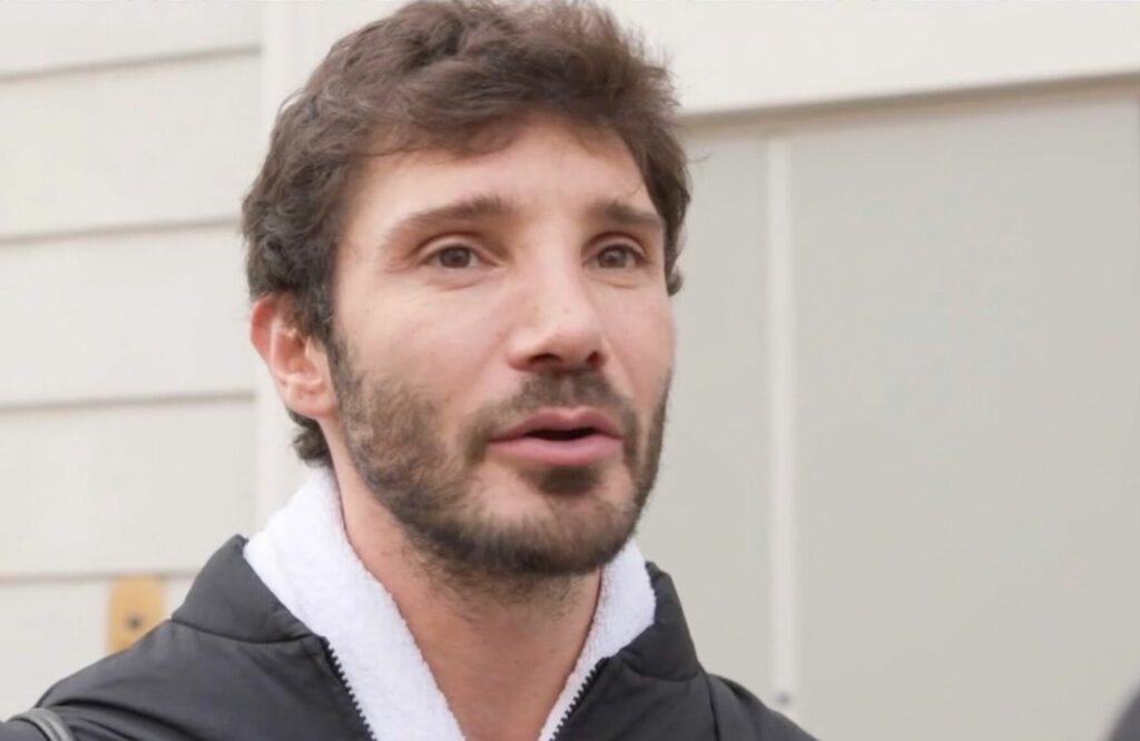 ''Sarà un anno lungo e intenso'': Stefano De Martino parla di Sanremo 2027 con 'Le Iene'