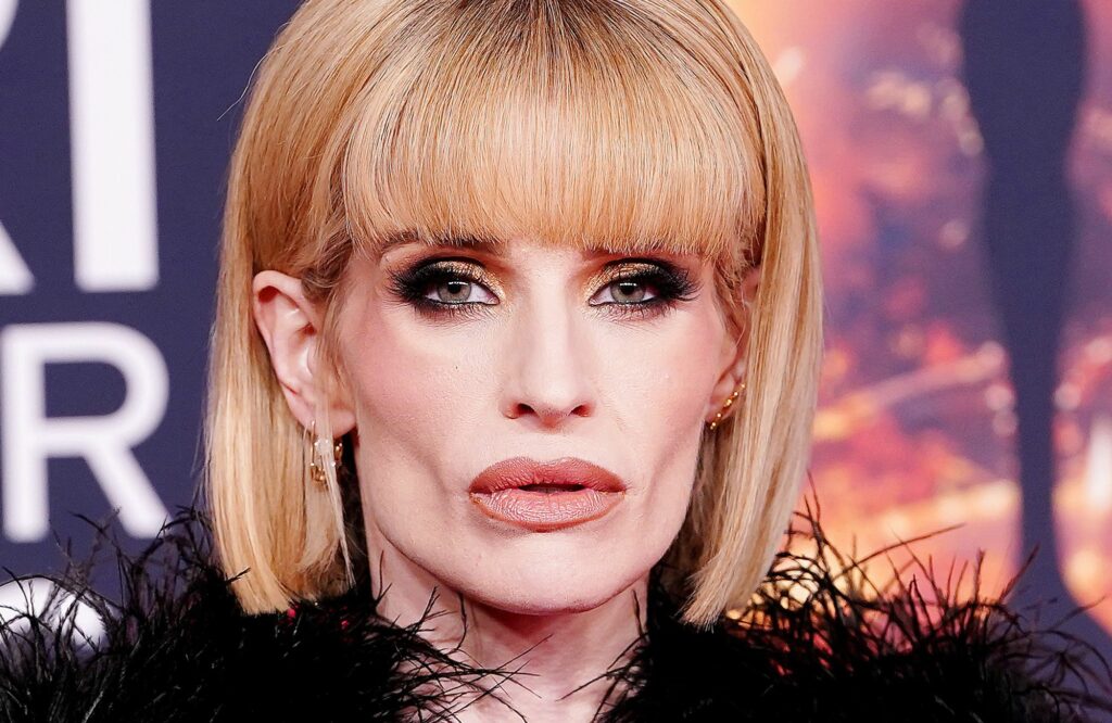 ''Sto passando il periodo più duro della mia vita'': Kelly Osbourne, figlia di Ozzy, risponde alle critiche sul suo cambiamento fisico ''Sto passando il periodo più duro della mia vita'': Kelly Osbourne, figlia di Ozzy, risponde alle critiche sul suo cambiamento fisico