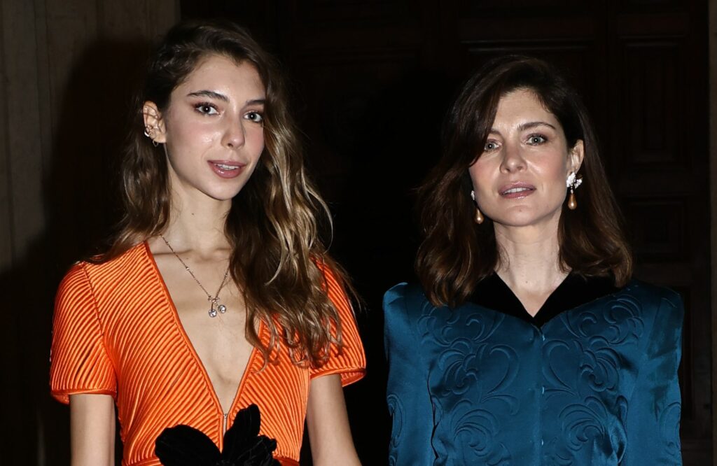 Vittoria Puccini e la figlia 19enne Elena insieme e bellissime alla sfilata evento di Valentino a Roma: foto