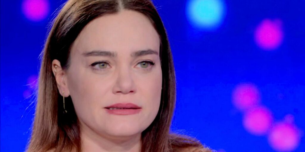 ''Non puoi forzarti ad amare qualcuno, è un fallimento'': Romina Carrisi annuncia in tv la fine dell’amore col padre di suo figlio