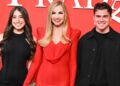 Federica Panicucci con i due figli Sofia e Mattia sul red carpet della prima de ''Il Diavolo veste Prada 2'' a Milano, guarda