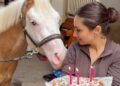 Elettra Lamborghini fa spegnere le candeline al suo cavallo