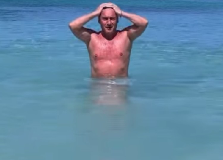 Primo bagno della stagione per Francesco Totti in vacanza