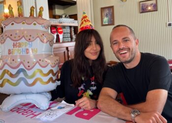 ''L’amore era lì, al mio fianco'': Ambra Angiolini festeggia i 49 anni con Pico Cibelli e i figli a Gardaland: foto