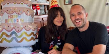 ''L’amore era lì, al mio fianco'': Ambra Angiolini festeggia i 49 anni con Pico Cibelli e i figli a Gardaland: foto