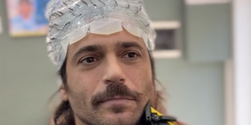 ''Come si diventa un personaggio'': Can Yaman taglia la barba, le immagini del cambio look le pubblica sul social, guarda