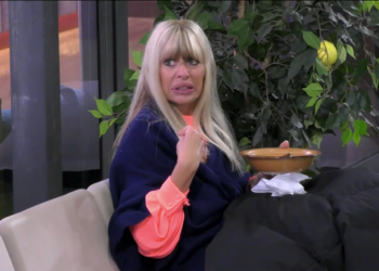 ''Non ce la faccio più'': Alessandra Mussolini litiga con Antonella Elia e piange, vuole abbandonare il GF Vip